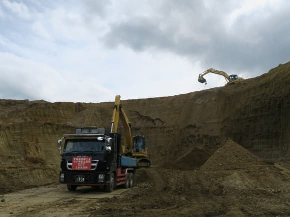 大梨　盛土材積込の写真